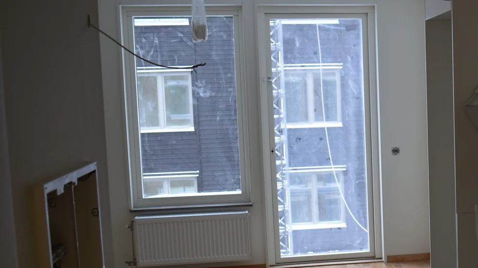 I en etta på Västra Erikslid får man denna utsikt från sitt enda fönster.