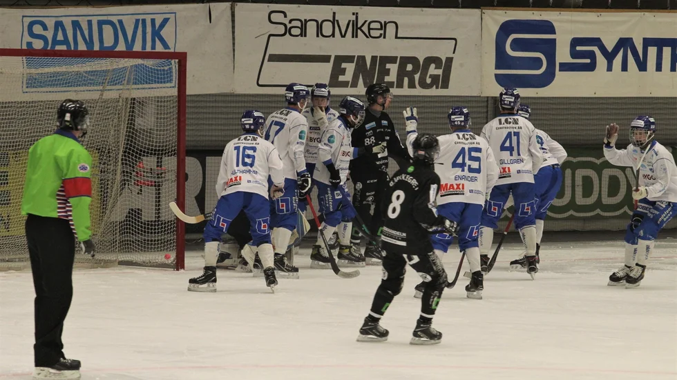 IFK Motala signalerar att bollen är ute. Sandvikens AIK attackerade ofta längs kortlinjen. Nu blir det åttondelsfinal för IFK, ett möte där pressen kommer att ligga på Motala, menar Jens Bollius.