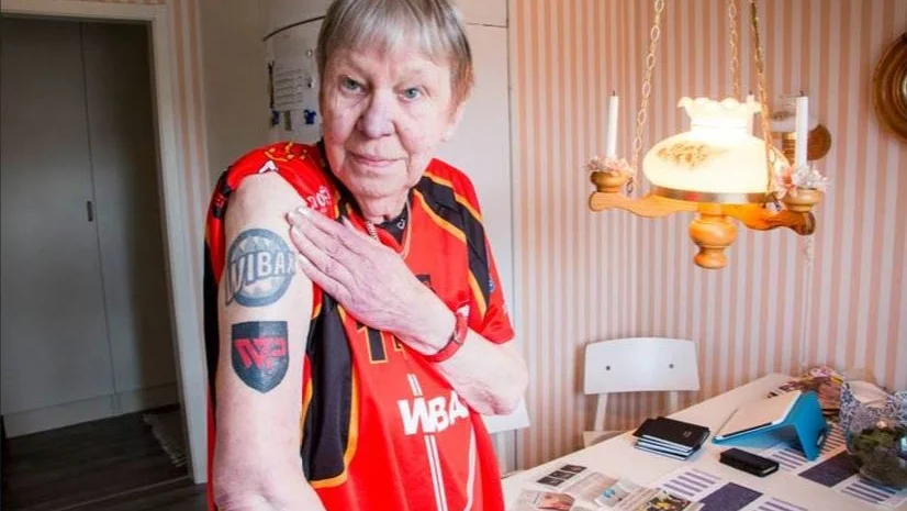Bibbi Almquist tatuerade in Wibax Piteås klubbmärke. När laget bytte fick hon göra en ny tatuering.