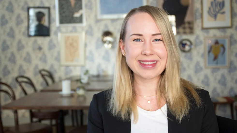 Ulrika Lindfors ser fram emot att komma ut och träffa människor när hon nu går från mäklarassistent till "riktig" mäklare.