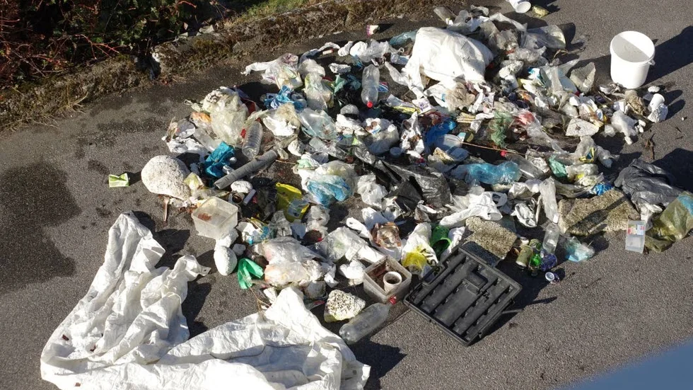 Skräpigt. Här är resultatet av några timmars städning längs strandpromenaden i Lindö.