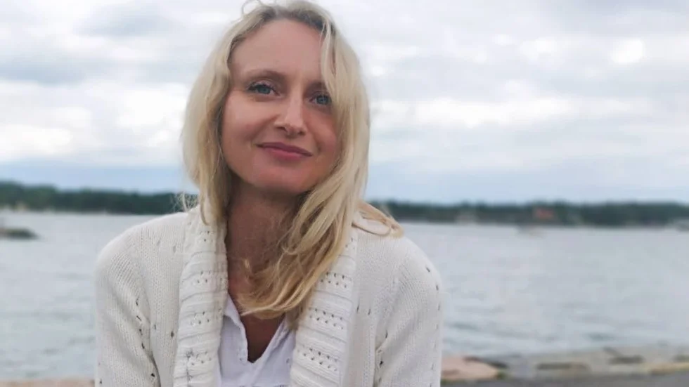 Charlotte Bernström ställer på Arkösunds hotell.