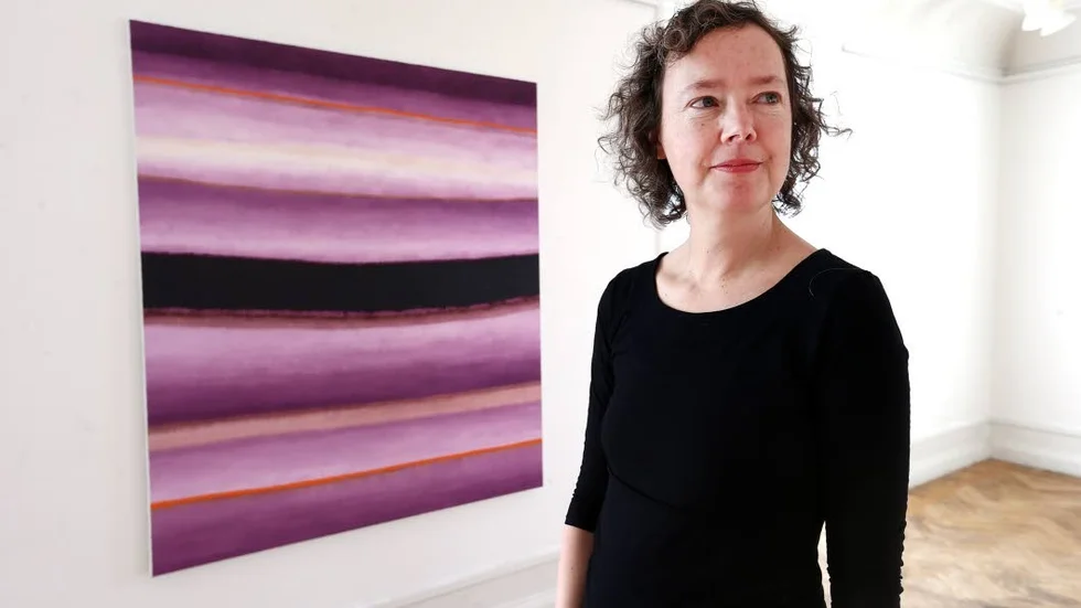 "Jag gillar kontrasterna mellan arbetet med de stora målningarna och de små och noggranna" säger konstnären Maria Hall.