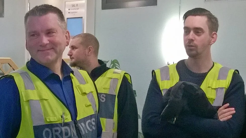 Stöttade kolegorna. Ordningsvakter med Ronny Ståhling i spetsen manifisterade genom sin närvoro ett stöd för sina kollegor.