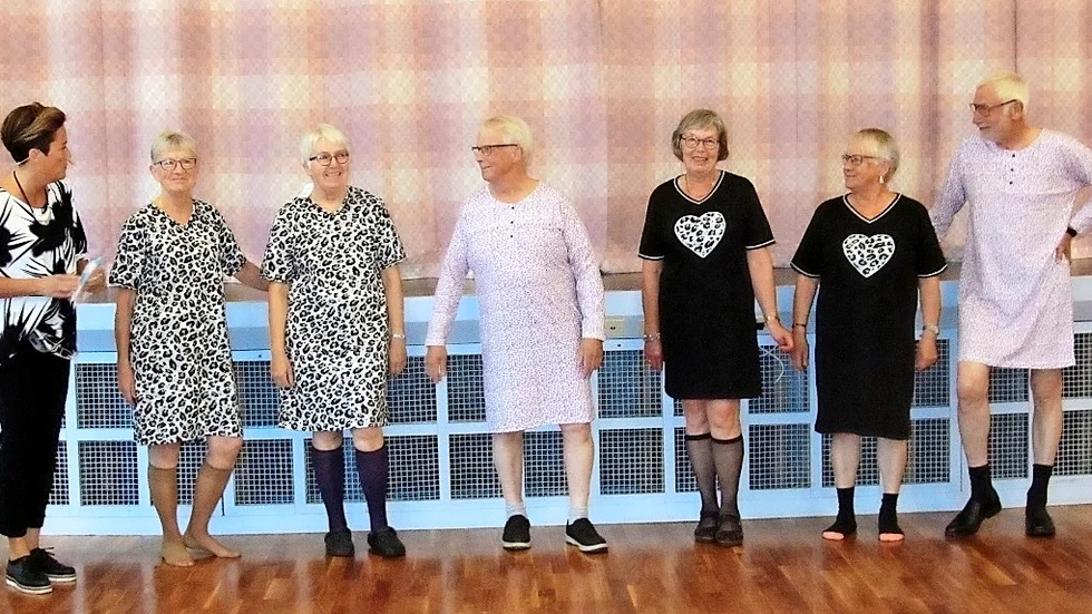 Jubel. Zara Darehed med mannekängerna i nattskjortor, Vivianne Gustafsson, Maj Arvidsson, Anders Stenberg, Marie Stefansson, Eva Enqvist och Stig Stefansson.