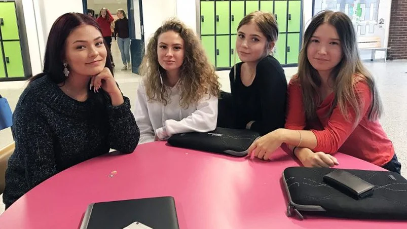 Från vänster: Julina Nordberg, Yasmine Dragenius, Tova Brodin och Lovisa Wiklund som går andra året på samhällsvetenskapsprogrammet. Foto: Nathalie Hultdin/VK