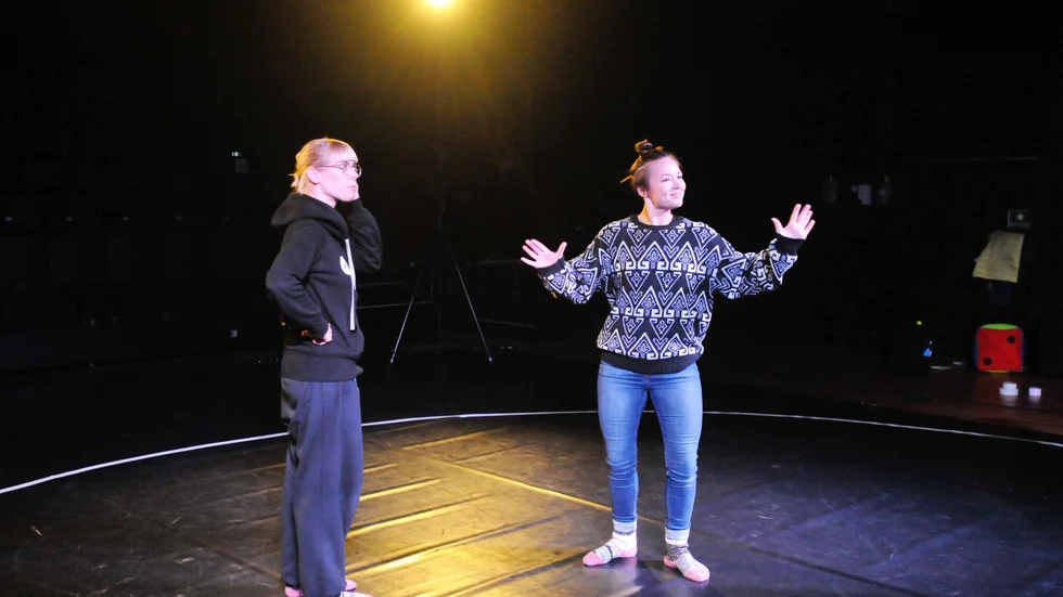 Hemma. HannaMaria Albertsson och Catrin Jonasson kommer från Skellefteå respektive Ånäset. Foto: Maria Wallin.