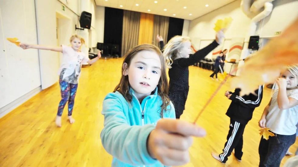 Virvlar. Elsa Holmberg lär sig dansa med ett höstlöv i handen. Foto: Maria Wallin.