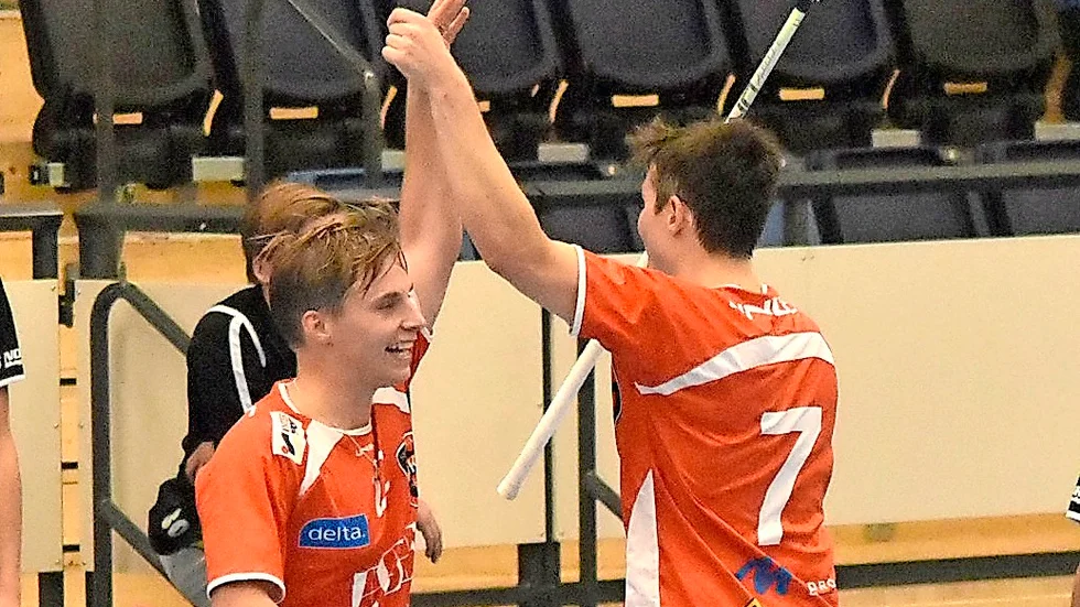 Bäst. Joel Johansson (t v) var IBK:s bästa spelare mot Umeå City. Här tillsammans med Johannes Övregård. Foto: Roger Lindström.