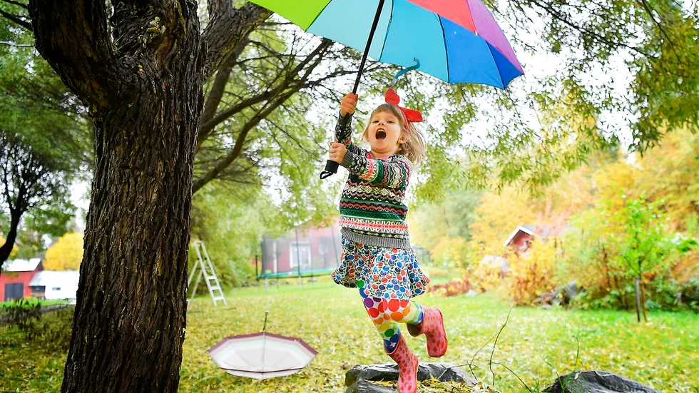 Färger. Det var Waldea 4 år som gömde sig bakom paraplyet på vinnarbilden som mamma Lova tog. Foto: Jeanette Lövgren.