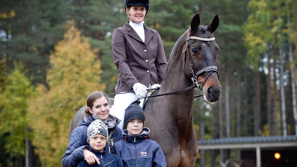 Segrare. Maria Lundgren vann klassen Prix S.t George med hästen Dofelia. Här med hennes söner Oskar och Gustav Lundgren och hennes elev Mikaela Moreskog på hästen Ammas. Foto: Carina Kvist.