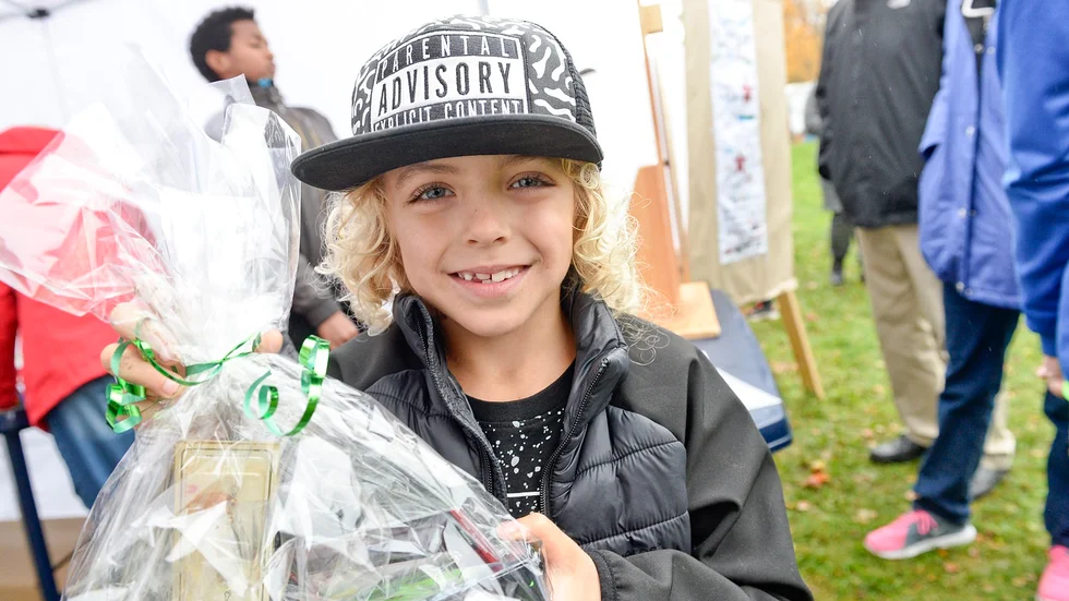 Glad. Ziggy Lindström vann både fiskedrag och biobiljetter på lyckohjulet. Foto: Carina Kvist.