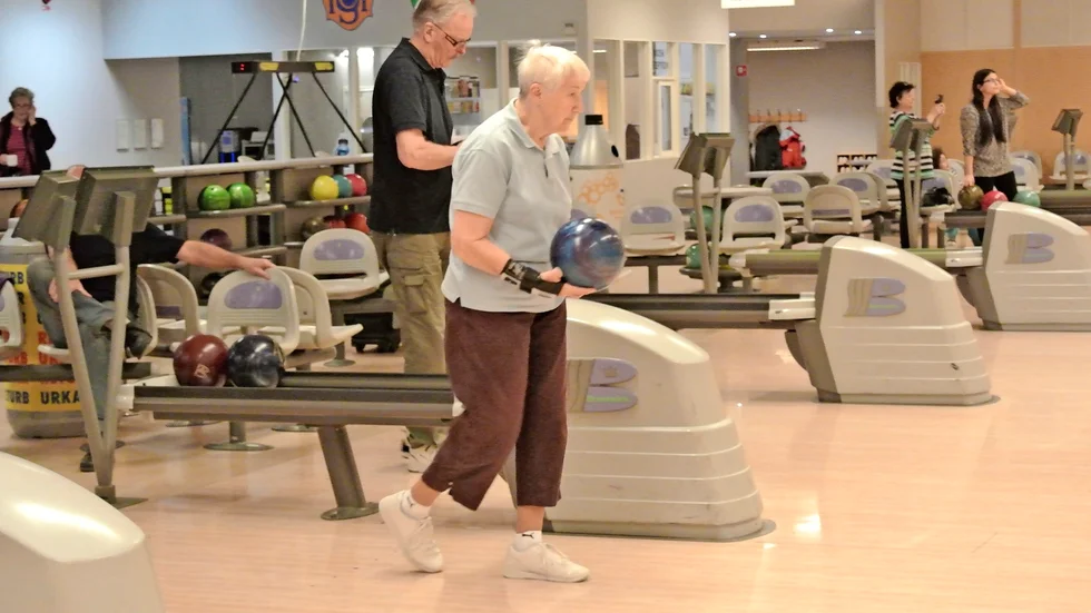 Pigg. BK Pranas bowlingprofil Ebba Högström, 90, ställer upp i seriespel nu i helgen. Foto: Karin Sjöberg.