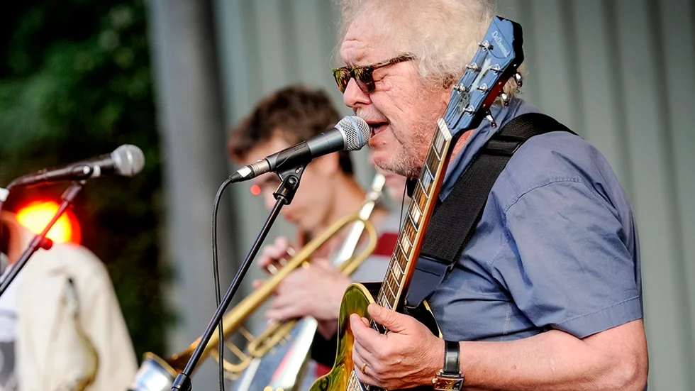 Claes Janson sköter det mesta av sången i Good Morning Blues som spelar blues och jazz och en del annat däremellan.
