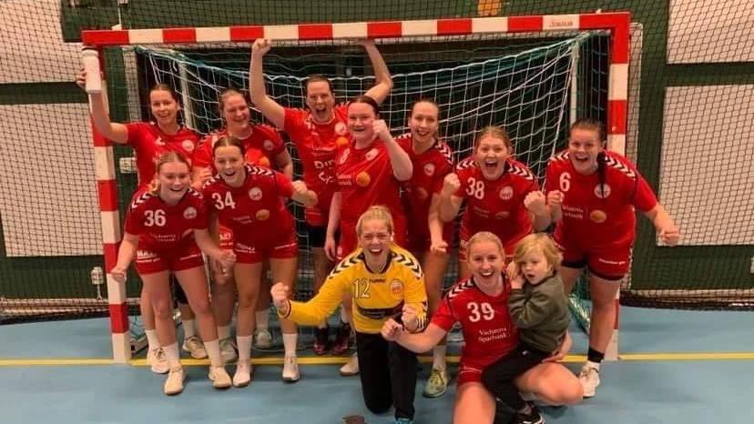 Vadstena HF, här jubel från en tidigare match, vann i Norrköping på lördagen efter en bra laginsats. 