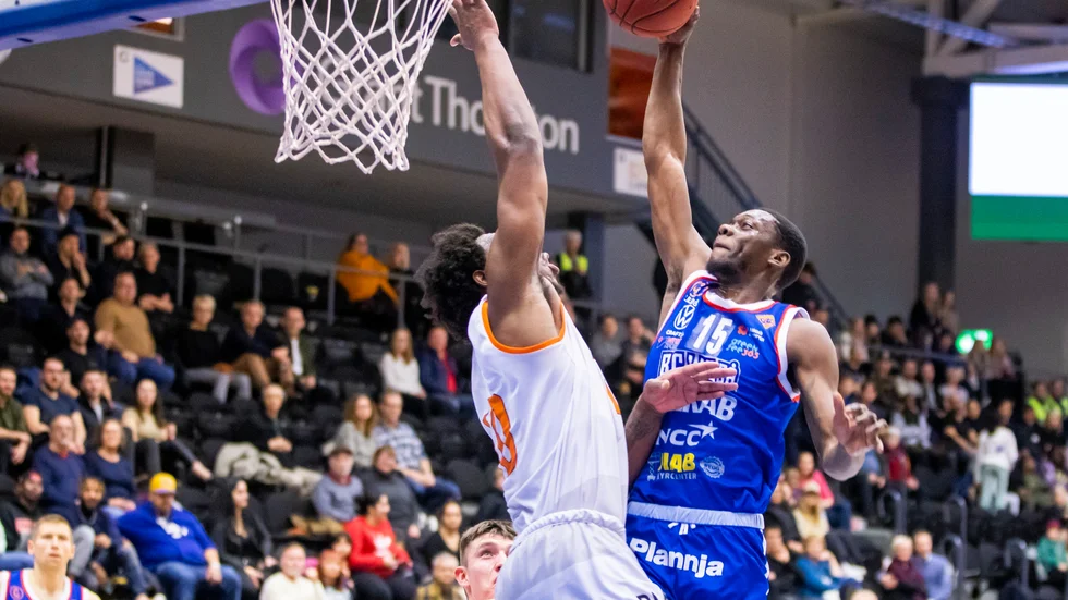De'riante Jenkins fick publiken i Luleå Energi Arena till sina fötter efter sin monsterdunk i matchen mot Umeå.