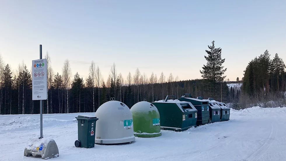 Svartlås återvinningsstation har flyttats till en parkering strax före Storklinten som saknar belysning.