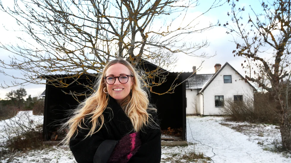 Josefin Lennartsson bor sedan i somras hos maken Axel i huset i Hejdeby. Efter att ha grubblat på de existentiella frågorna i hela sitt liv hoppas hon kunna hjälpa andra att blomma och leva på det sätt som de själva vill.