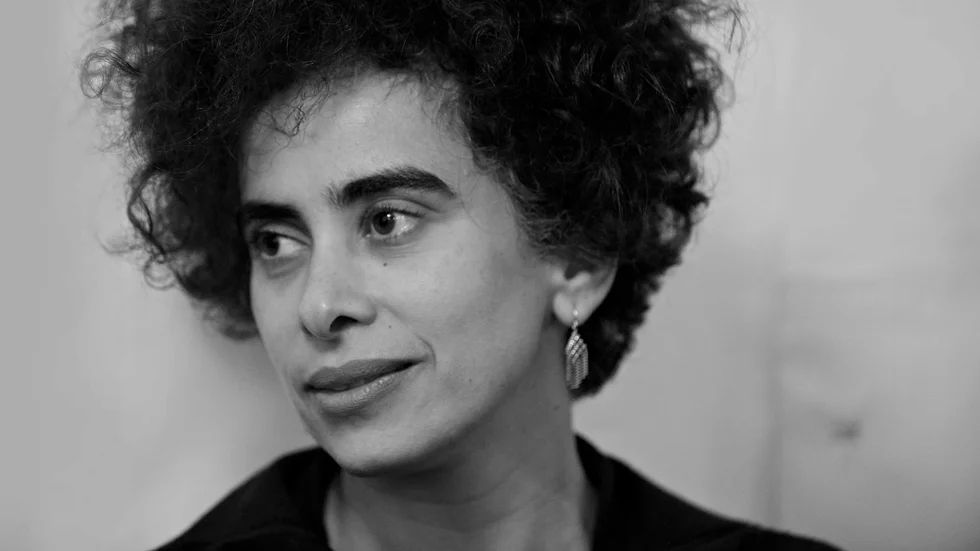 Adania Shibli (född 1974) anses vara en av den arabiskspråkiga litteraturens mest framstående författare. "En oansenlig detalj" har i sin engelska översättning nominerats till National Book Awards och Booker International Prize.