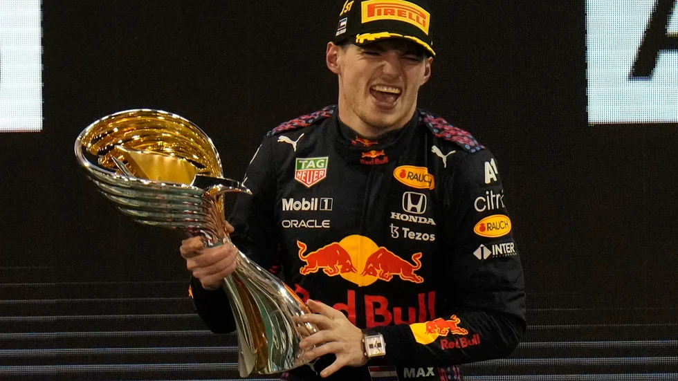 Max Verstappen firar formel 1-titeln i Abu Dhabi i söndags.