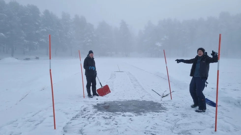 Vinterbadsföreningen Kallis Luleå har valt ut placeringen för den stora vak som de planerar att såga upp så fort kommunen gett sitt godkännande. På bilden ses medlemmarna Johnny Widén och Katalin Orosz på isen utanför stranden på Gültzauudden.
