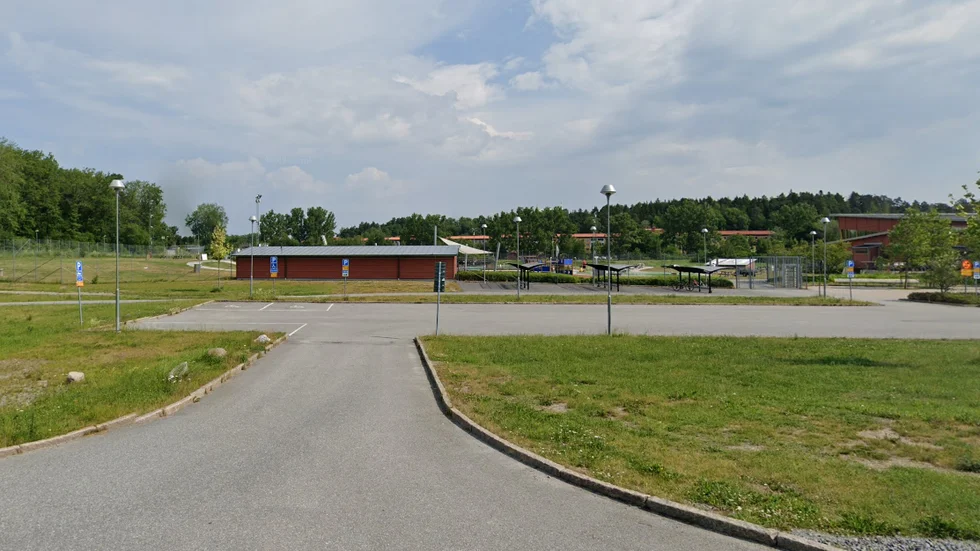 Flera bilar började brinna på Atletvägen vid Midgårdsvallen.