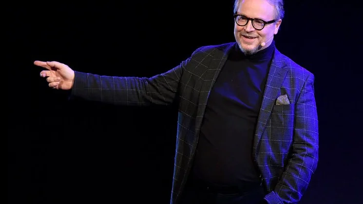 Fredrik Lindström gästade Luleå med sin föreställning "Mänskligheten – Föreställningen om oss själva". En monolog där evolutionens påverkan på mänskligt beteende och alla våra tillkortakommanden belystes i halsbrytande liknelser. Underfundigt och tankeväckande, menar Kurirens recensent Eva Åström.