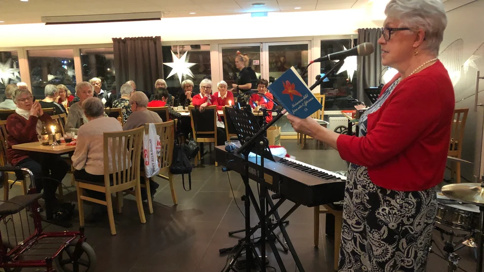 Under SPF Pärlans julfest läste Ulla Berg en dikt om julen, musikgruppen Åkerbäret underhöll och det bjöds ett fantastiskt julbord.