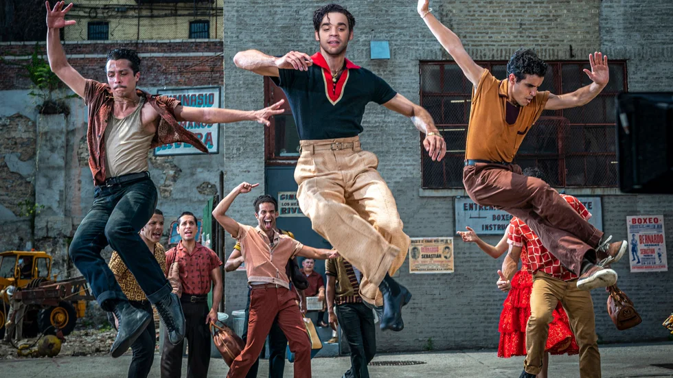"West Side Story" anno 2021 är en explosion av teknisk fulländning, konstnärlig briljans, berörande material och värme som bryter ut från duken, enligt Folkbladets recensent.