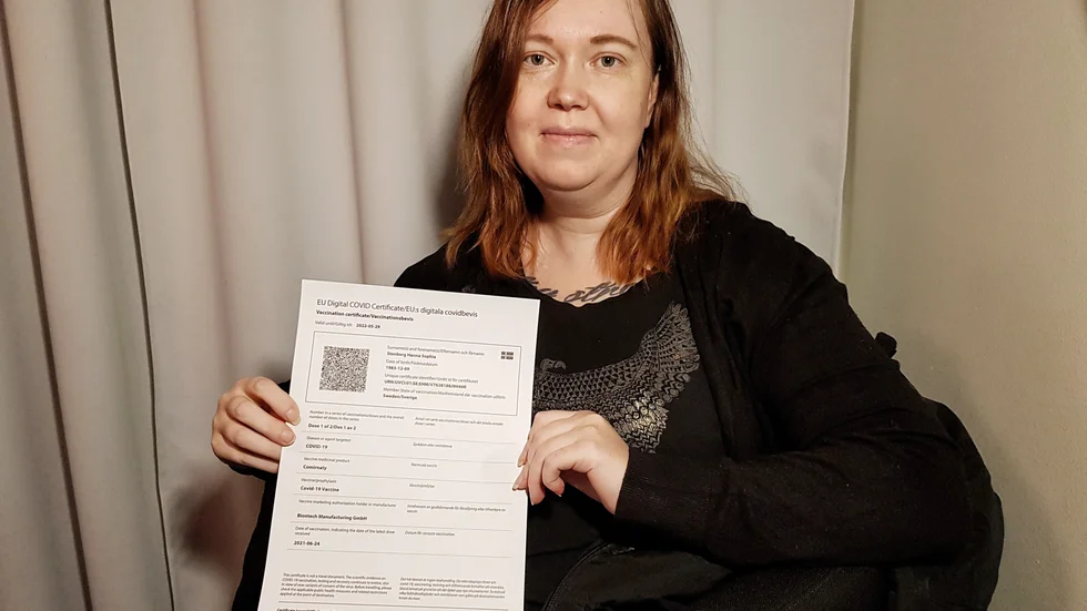 Sophia Stenberg fick ringa till flera olika instanser innan hon fick rätt antal vaccinationer inskrivna i covidpasset. "Det borde vara lättare hitta information om hur man ska göra när det blir fel", säger hon.