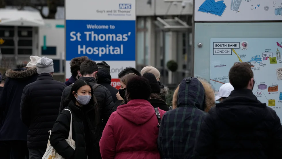 Folk köar för att bli covid-vaccinerade på Saint Thomas-sjukhuset i London på måndagen.