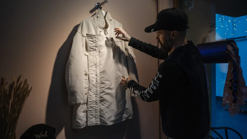Drygt 45 000 kronor kostar den vitbeiga jackan från japanska märket Visvim. 