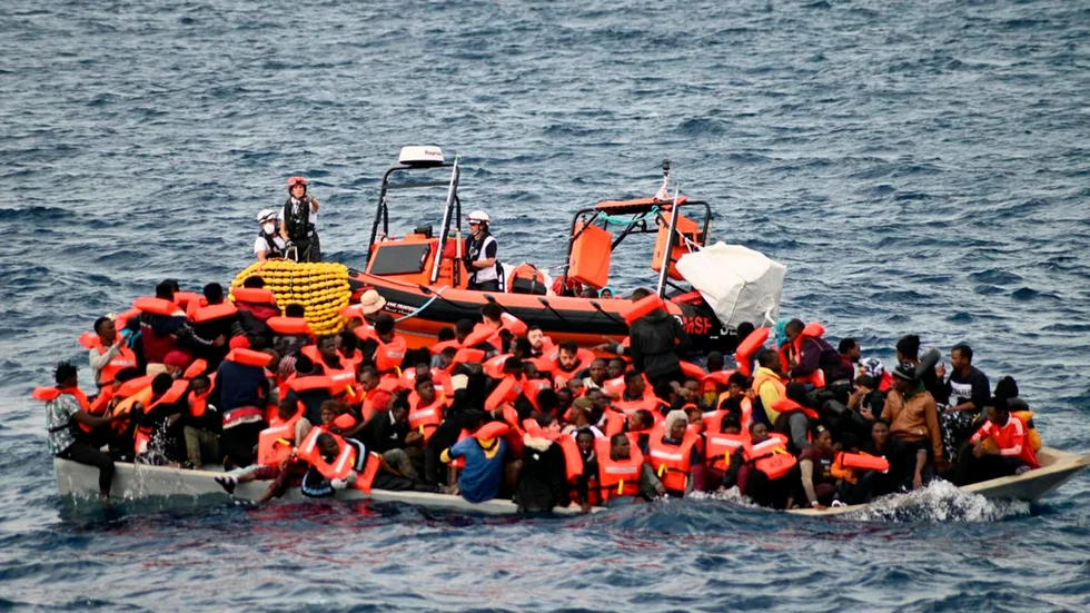 Båt med migranter som försöker ta sig över Medelhavet. Vid insatsen i november hittades tio personer döda i båten. Arkivbild.