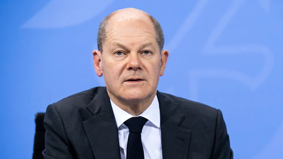 Tysklands förbundskansler Olaf Scholz (SPD) på en presskonferens om coronarestriktioner.