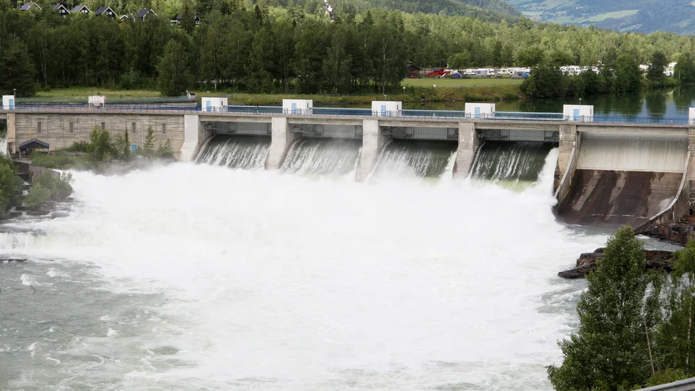 Dålig tillgång på vatten i svensk vattenkraft, samtidigt som det rådet begränsad nätkapacitet i det nordiska systemet, har förvärrat läget och sammanvägt bidragit till mer extrema priser. (Bilden är från ett norskt vattenkraftverk).