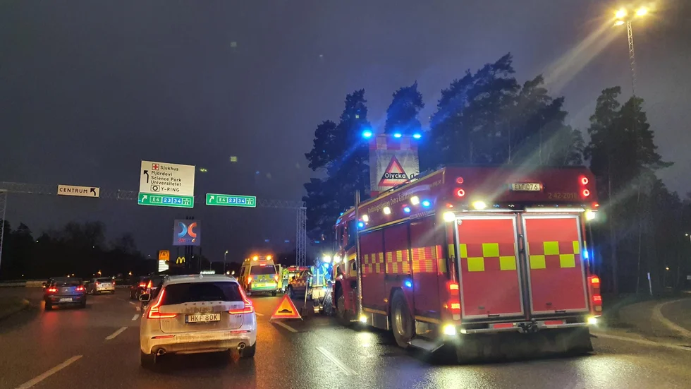 Räddningstjänsten på plats vid olyckan i Vallarondellen.