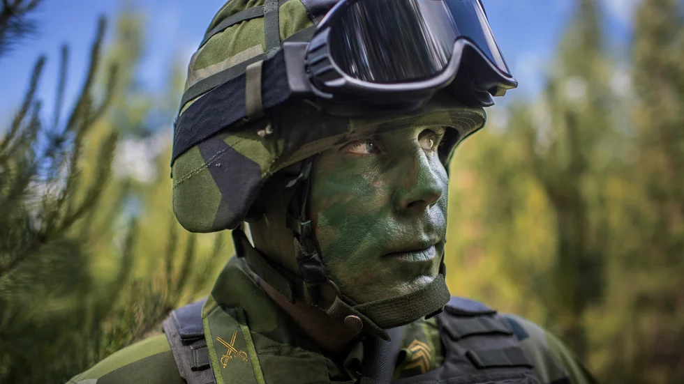 Försvarsmakten vill inte alltid smälta in i bakgrunden. Den är en av landets mest reklamglada myndigheter.