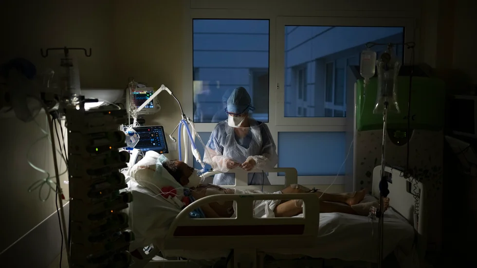 Patient med covid-19 vårdas på ett sjukhus i Marseille på nyårsafton. Smittspridningen i Frankrike är på rekordhöga nivåer.