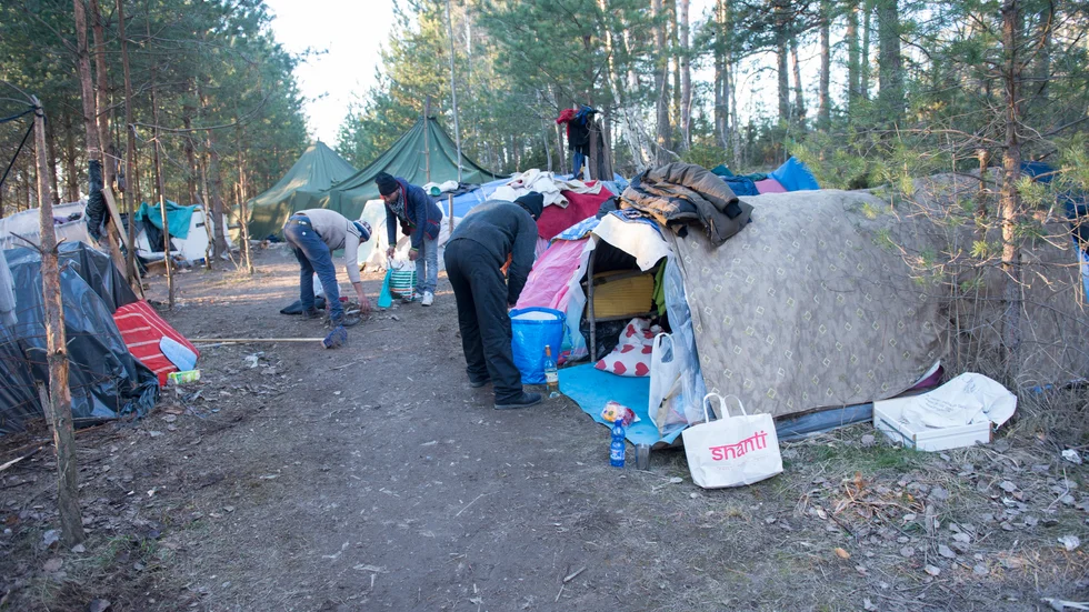 På denna bild från 2015 syns rumänska EU-migranter i ett tältläger utanför Bålsta. Rumänien är ett av de fattigaste länderna i Europa, endast Albanien har högre andel materiellt och socialt fattiga. Tendensen är dock positiv, andelen fattiga har sjunkit från 54 till 39 procent mellan 2014 och 2020.