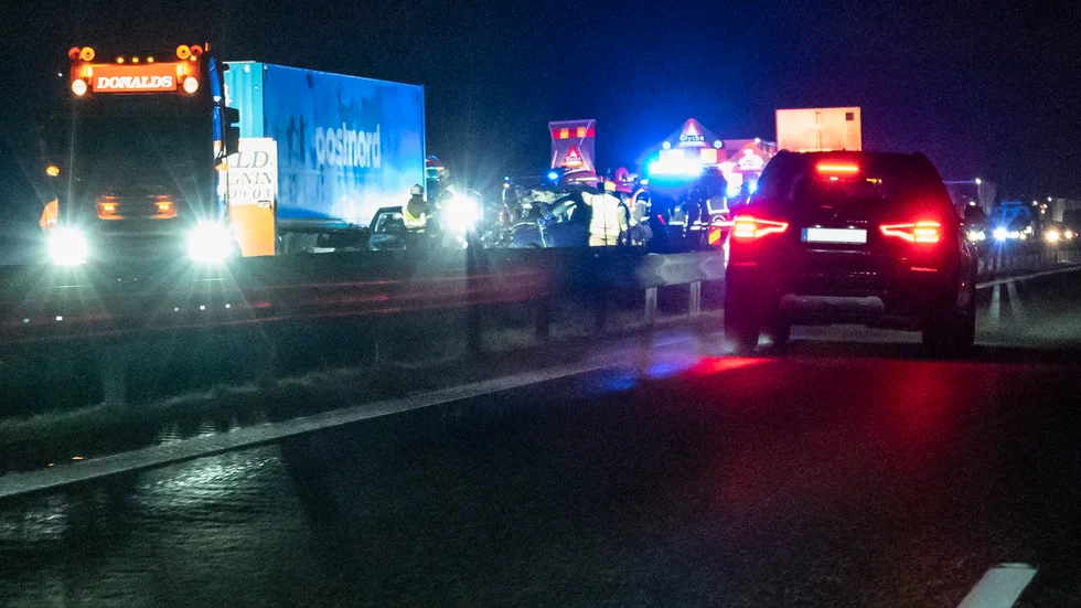 Polis, räddningstjänst och ambulans på plats efter olyckan på E6 i höjd med Borgeby.