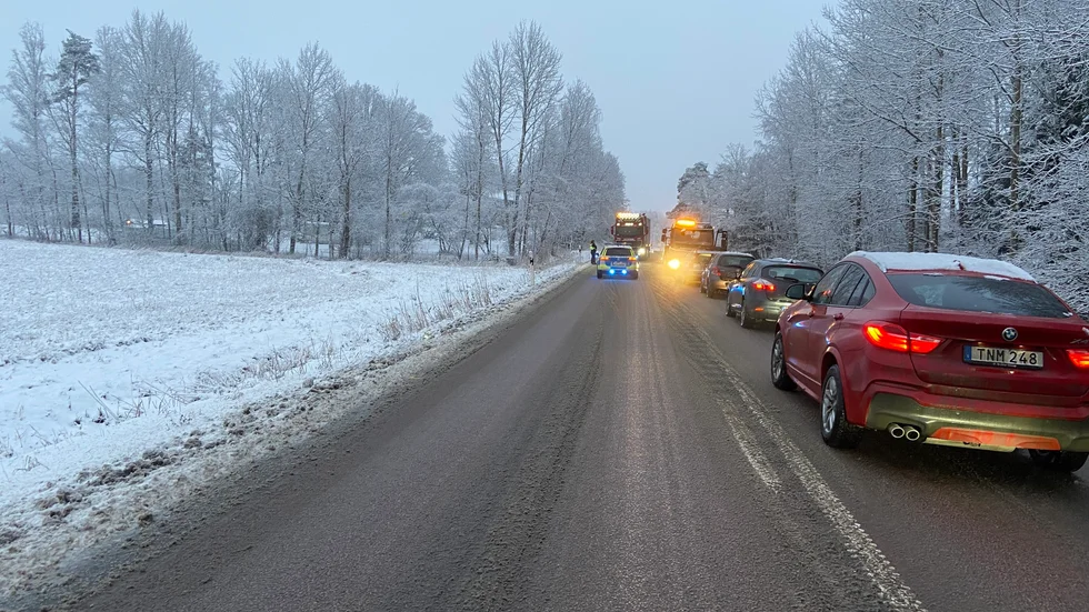 Det har skapats köer på väg 55 då trafiken stoppats efter att en bil kört av vägen.