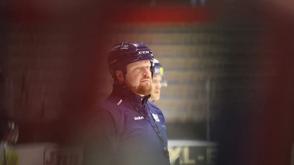 Klas Östman var på skämtsamt humör efter LHC-träningen och bjöd på ett snack om Dick Axelsson.