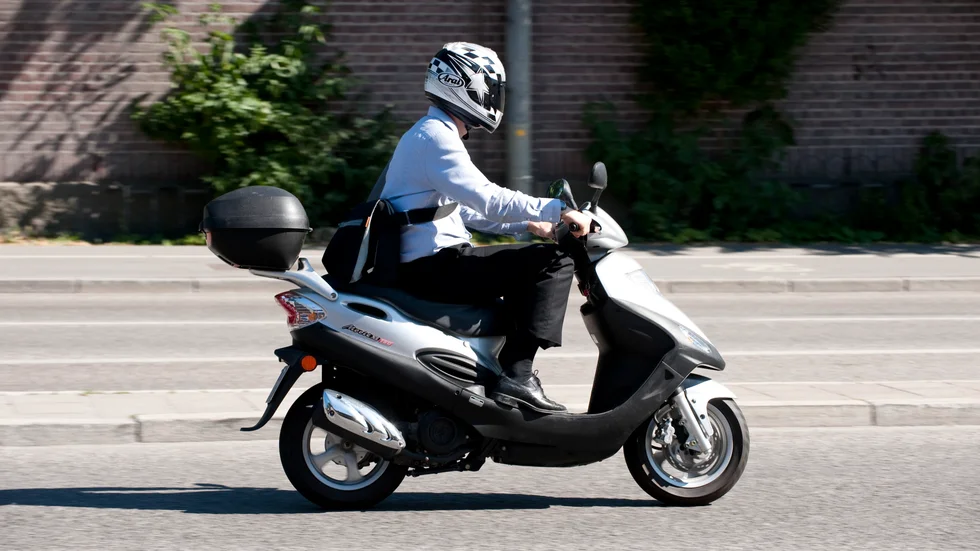 En 19-åring har åtalats för att ha kört moped när han var full. (Personen på bilden har inget med texten att göra.)
