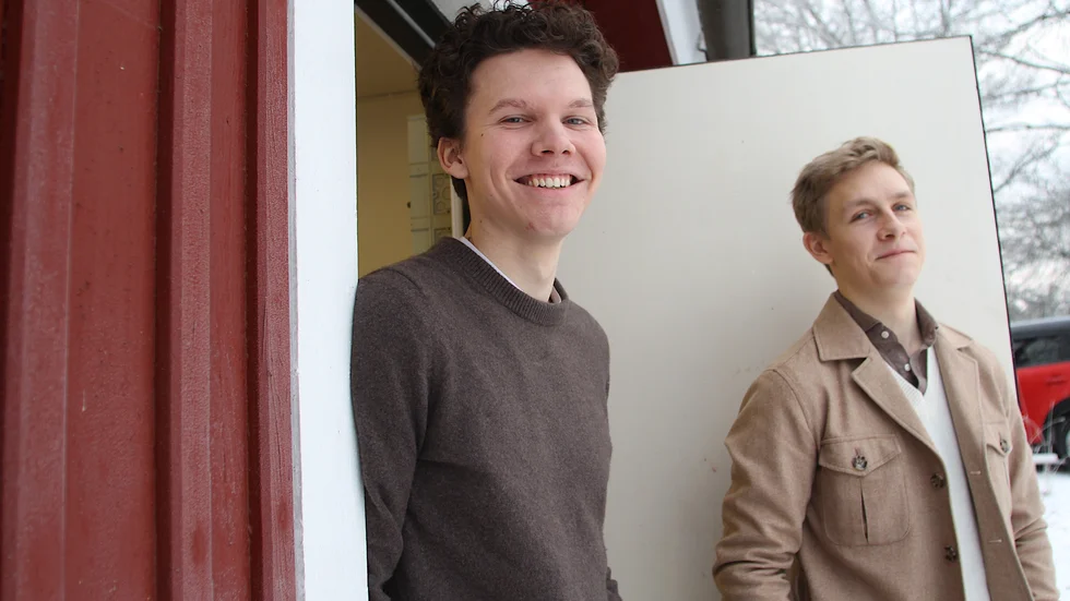 I ett ombyggt garage mellan Mariefred och Stallarholmen har Noel Viklund och Kalle Olsson nyligen startat kafferosteriet Solkant.