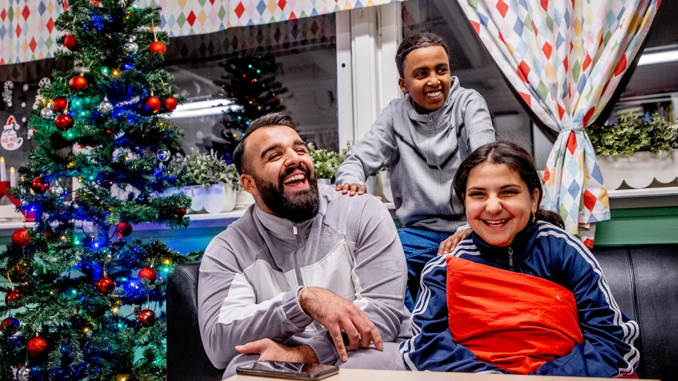 Mohammed Ali, Amged Sayed och Shahed Al-Mukhlis i en soffa på Minimix, en fritidsgård på kvällstid för mellanstadiebarn i Hammarkullen.
