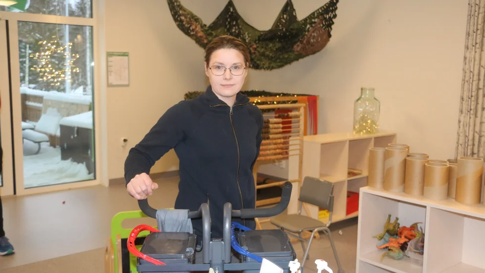 "Man kan inte bara se på utbildning. Att ha kompetenta medarbetare som skapar en bra arbetsmiljö till dem som arbetar och vistas i kommunens lokaler måste också ha betydelse", menar lokalvårdaren Malin Edin.