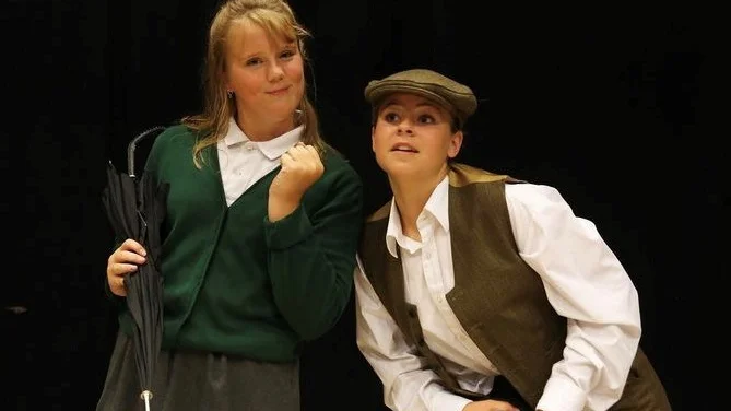 Lovisa Eriksson von Otter och Alva Naglitsch. Bild från föreställningen "Maria" (2020).