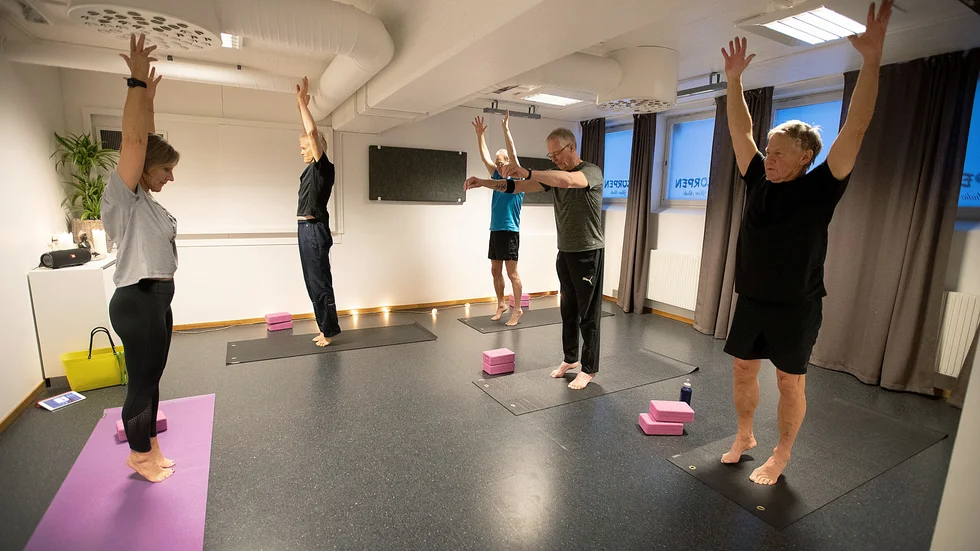Det känns lite vingligt med balansen när de ska upp på tå. "Det här är som att försöka träna med Balettakademien",  utbrister Johnny Risberg.