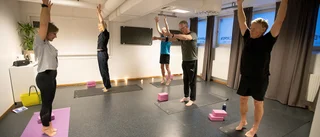 Nybörjaryoga för män i Piteå: "Det känns som balett ibland – men det är bra för kroppen"