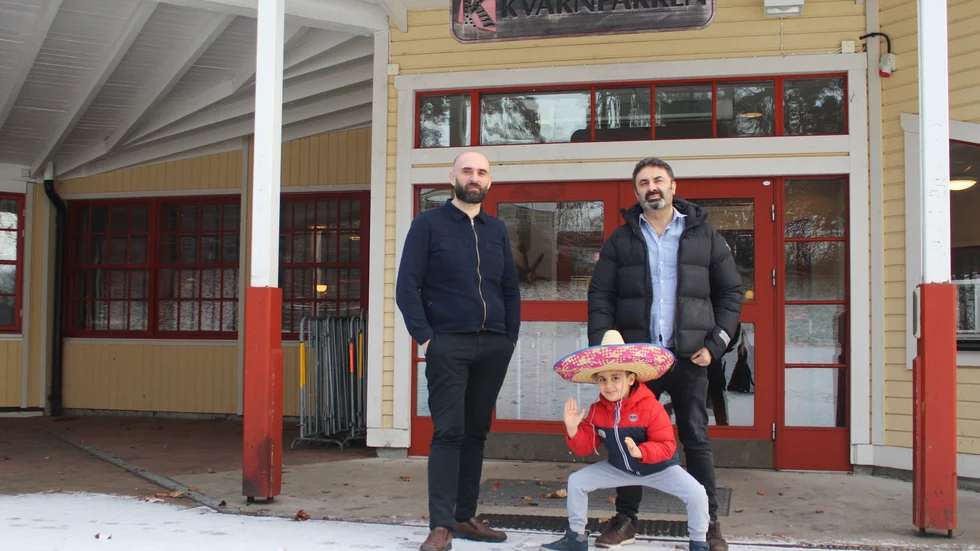 Kvarnparkens delägare Ferit Gabore och Orhan Bozan, och Orhans son Emanuel som också ville vara med på bild. Normalt sett arrangeras både danser, konferenser och privata fester i lokalerna, men nu är bokningarna få.